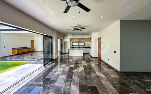 Casa En Venta En Mérida En Privada Soluna, Temozón Norte