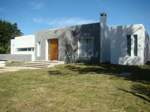Beverly Hills- Ref: 2065