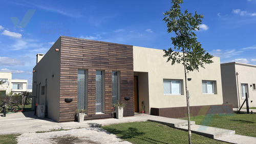 Venta De  Casa Pilar Del Este - Santa Lucia 4 Amb. A Estrenar, En Una Planta , Pilar