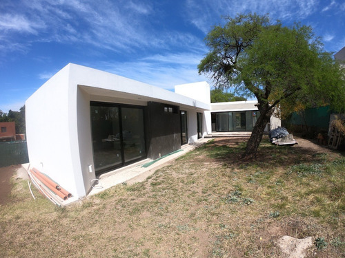 Imagen 3 de 14 de Vendo Casa A Estrenar De 3 Dor , Villa Allende Golf.