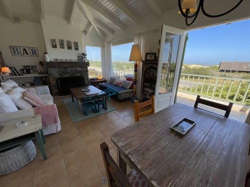 Venta De Casa Amplia De Construcción Sólida Sobre Primera Fila De Mar En La Juanita, José Ignacio