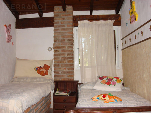 Casa En Venta 6 Ambientes,-pileta Climatizada-calle Saavedra Al 600-parque Sakura