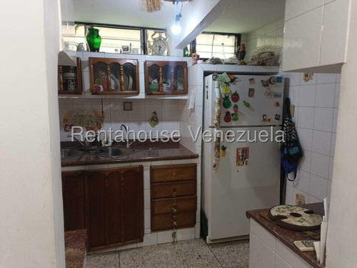 Apto. En La Urb. Los Chaguaramos, (rgpr) Mls #25-24611