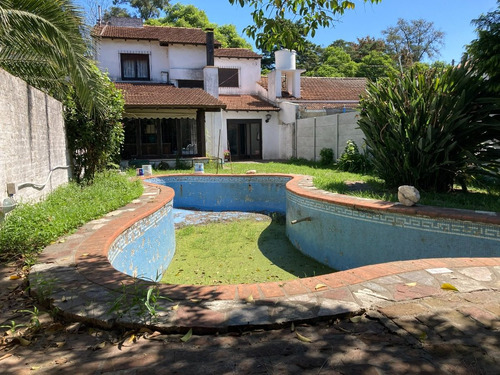 Imagen 22 de 24 de Jacinto Calvo 1135, Entre Jorge Y Bouchard, José Mármol - Casa Desarrollada En Dos Plantas Sobre Amplio Lote Y Pileta.