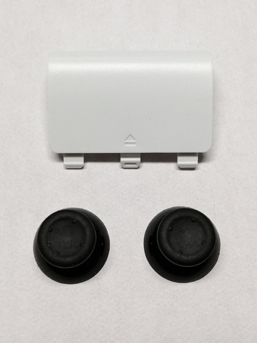 Tapa Para Pila Control Xbox One Blanco Stick Negro 