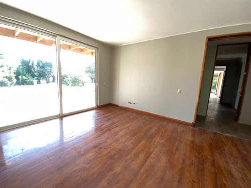 Casa En Venta De 7 Dorm. En Colina