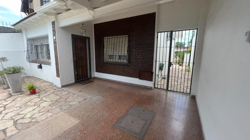 Casa Chalet En Venta Ubicado En Ituzaingó, G.b.a. Zona Oeste, Argentina