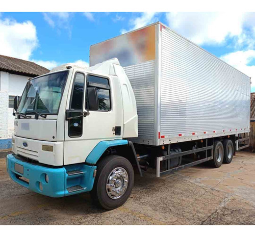 Ford Cargo 4331 - 6x2 - Baú - 2005