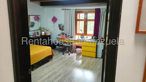 Agp Fabulosa Casa Remodelada. En Venta En La Boyera, Ubicada En Calle Cerrada 25-12979 Ys
