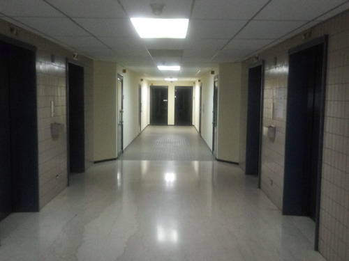 Imagen 6 de 9 de Vendo Oficina Ubicada En La Torre Lincoln , Sabana Grande, Caracas, Área 68 M2, 2 Cubículos, 2 Banos , Recepcion 3 Lineas Telefonicas, Internet , 4 Ascensores , Sistema Aire Acondicionado Central.