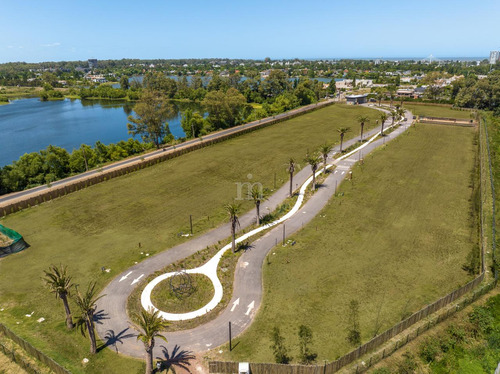 Venta Terreno En Zona Lagos, Parque Miramar