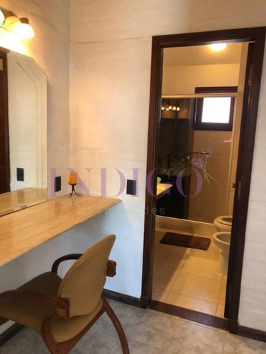 Casa En Alquiler En Pleno Manantiales, 3 Dormitorios Mas Dependencia De Servicio.- Ref: 126