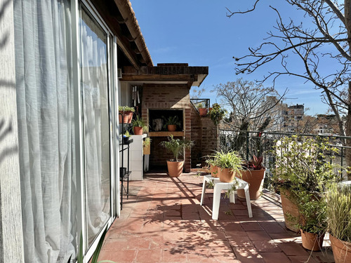 Encantador Departamento De 4 Ambientes Con Cochera Y Gran Terraza En San Isidro.