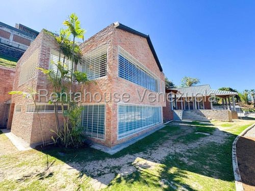 Casa En Venta En Alto Hatillo Con Imponente Vista Panorámica Al Ávila