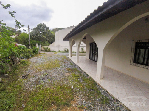 Ótima Casa No Bairro Ribeirão Fresco, Imóvel Conta Com 3 Dormitórios, 2 Banheiros, Cozinha, Sala De Estar E Jantar, Área De Festas, Área De Serviço E Um Excelente Espaço De Terreno. - 3579615v