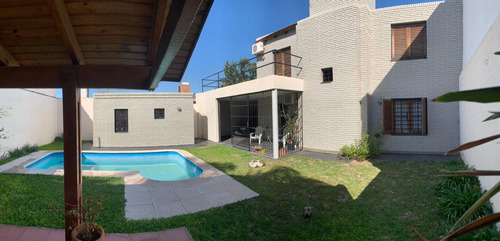 Casa A La Venta En Urca, Espacios Amplios Y Pileta