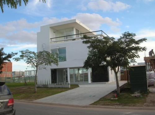 Casa En Venta - 4 Dormitorios 5 Baños - Nordelta