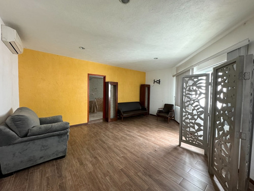 Residencia En Venta Con Alberca En Zapopan