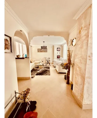 Vendo Apartamento En Laureles Medellín En Edificio De 185 M², Piso 1