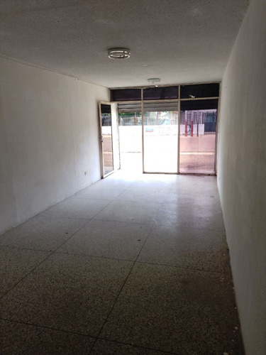 Se Vende En Precio De Oportunidad Local Céntrico A Pie De Calle En Los Edificios El Chaparral De La Ciudad De Anaco. (a.p)