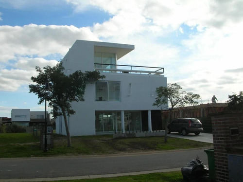 Casa En Venta - 4 Dormitorios 5 Baños - Nordelta