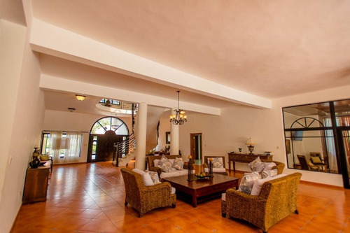 Vendo Magnífica Villa En Metro Country Club, Una Mansión De Lujo En Juan Dolió, República Dominicana