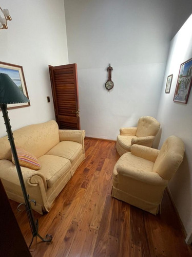 Imagen 2 de 15 de Hermoso Chalet En Venta Con Amplio Jardín, Piscina Y Cochera En Banfield