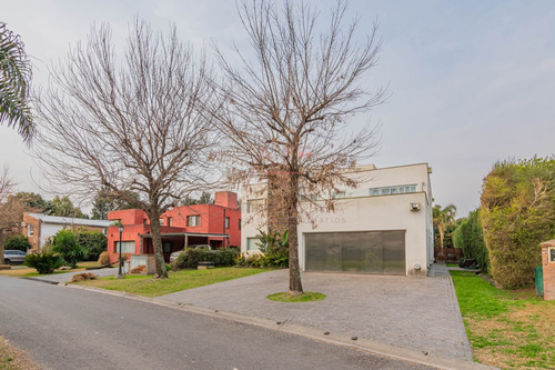 Importante Casa En Fincas De Iraola