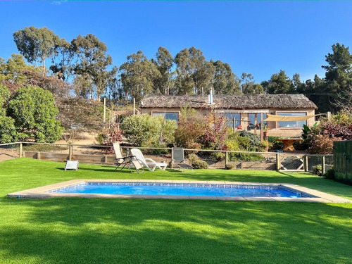 Encantadora Casa Y Dos Cabañas Con Preciosas Vistas.