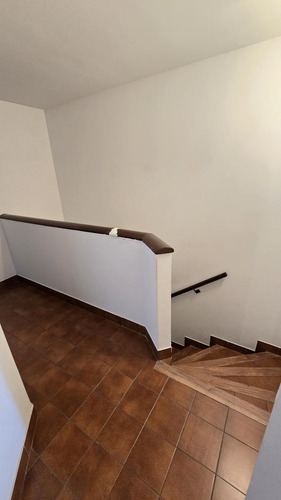Solido Duplex De 4 Ambientes Con Cochera Y Jardin En Venta. Olivos