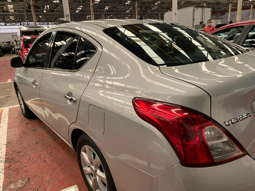 Imagen 5 de 13 de Nissan Versa 1.6 Advance Std 5 Vel Ac 2013