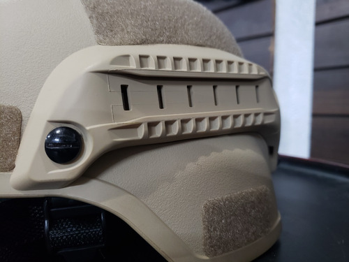 Imagem 4 de 6 de Airsoft Capacete Tan C/ Protetor De Orelha