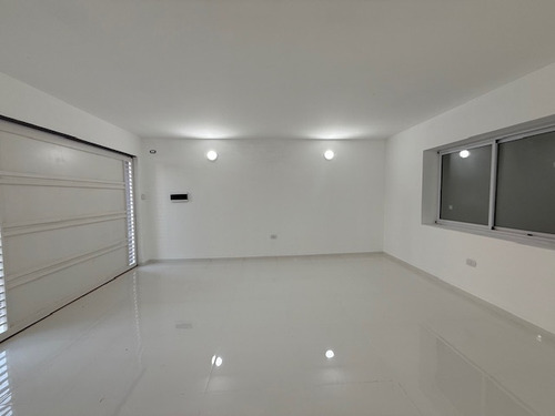 Casa En Venta De 3 Dormitorios C/ Cochera En La Plata