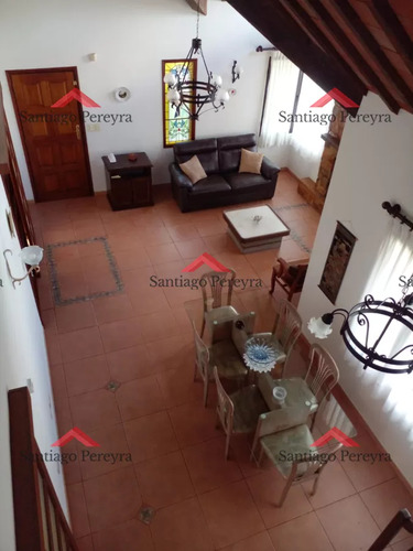 Casa En Venta 2 Dormitorios, Amplios Ambientes, Jardín Cerrado