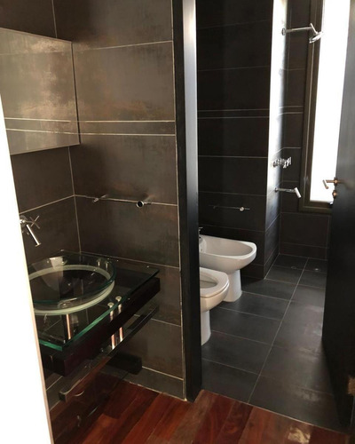Casa En Venta - 4 Dormitorios 6 Baños - Cocheras - 1.224mts2 - Godoy Cruz