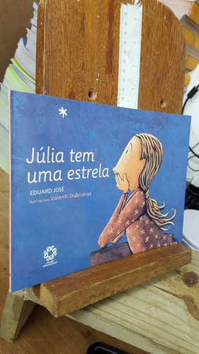Júlia Tem Uma Estrela, De Eduard José. Editorial Escala Educacional, Capa Mole Em Português