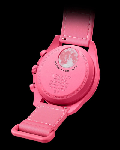 Relógio Omega Swatch Mission To The Pink Moon, pulseira rosa, moldura rosa, fundo rosa