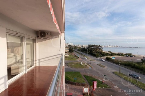 Imagen 1 de 9 de Apartamento Con Vista Al Mar De 1 Dorm. Playa Mansa, Punta Del Este- Ref: 54567