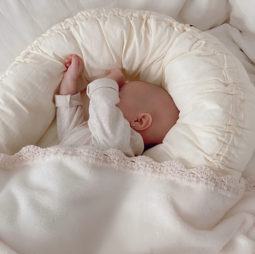 Nidito De Contención Para Bebés + Almohada Nube + Amigurumi.