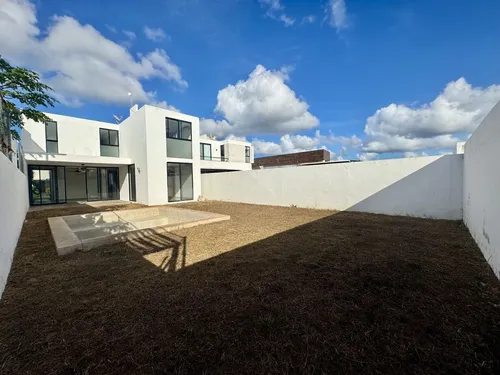 Residencia En Venta De 4 Recámaras En Privada Amanthea.