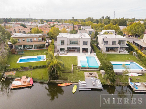 Espectacular Casa En Venta En El Barrio La Laguna Al Agua!!