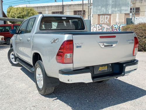 Imagen 12 de 19 de Toyota Hilux 2.8 Srv 4x4 Aut. 2016