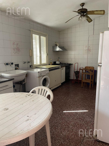 Casa En Venta Moron - 5 Ambientes - Pileta, Quincho, Parque Y 2 Coch