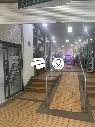 Se Vente O Permuta Local Comercial En Laureles Con Parqueadero