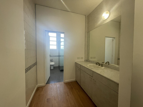 Oficina De 700 M2 En Monserrat