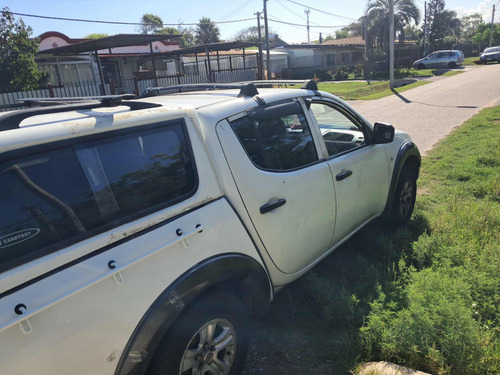 Camioneta L200 Con Cúpula Cerrada