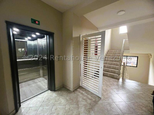 Apartamento En Venta Zona Centro Maracay 25-705 Yb