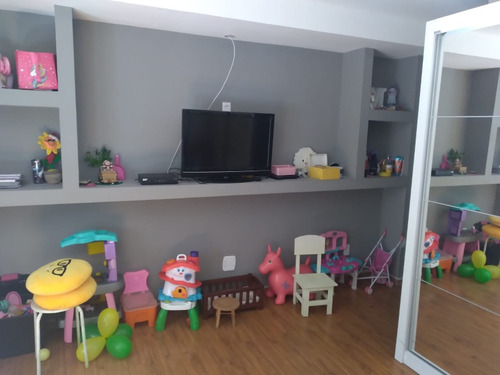 Casa 4 Quartos, 3 Banheiros, 2 Salas.