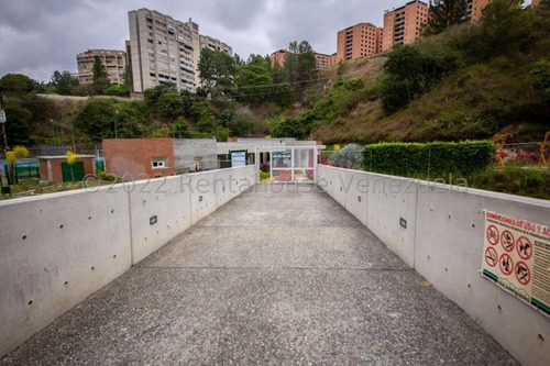 Imagen 17 de 28 de Mls #22-23505 Acogedor Apartamento Actualizado, En Una De Las Mejores Urbanizaciones De Caracas Que Dispone De 2 Pozos Profundos, Por Lo Que Nunca Falta El Agua. Afm.