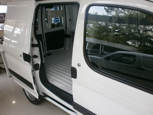 Imagen 21 de 25 de Peugeot Partner 2023 1.6 Furgon Confort